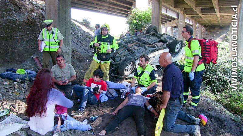 [FOTOS] 7 lesionados tras colisión en Ruta 5: Camioneta cayó al vacío