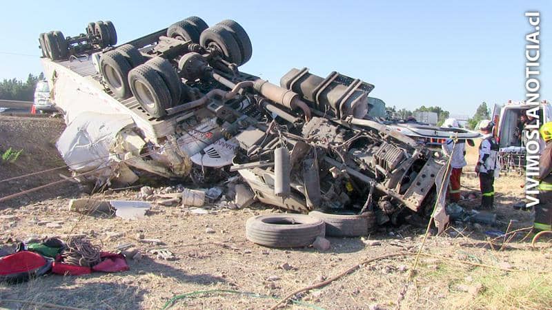 [FOTOS] Milagrosa escapada de pasajeros de minibús al ser embestidos por camión