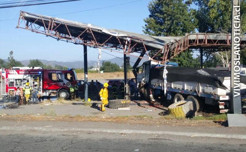 [FOTOS] Camionero choca contra bencinera abandonada
