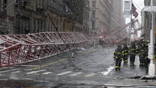 Al menos un muerto y dos heridos dejó caída de grúa en Nueva York