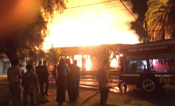 [VIDEO/FOTOS] Incendio destruye locales comerciales en Curicó