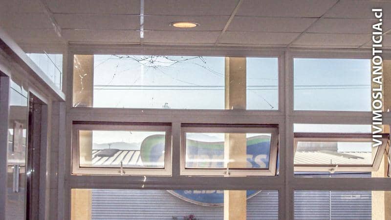 [FOTOS] Vándalos destruyen ventanales de centro de salud