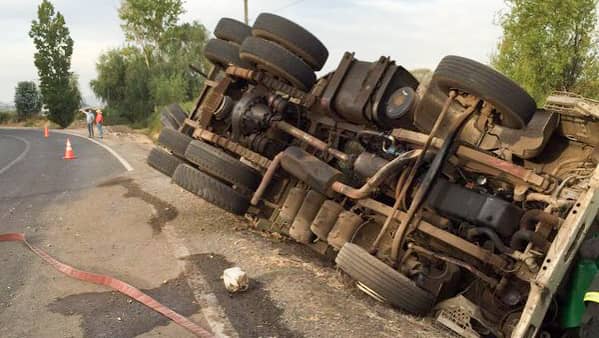 [FOTOS] Volcamiento costó la vida de transportista de Hualañé