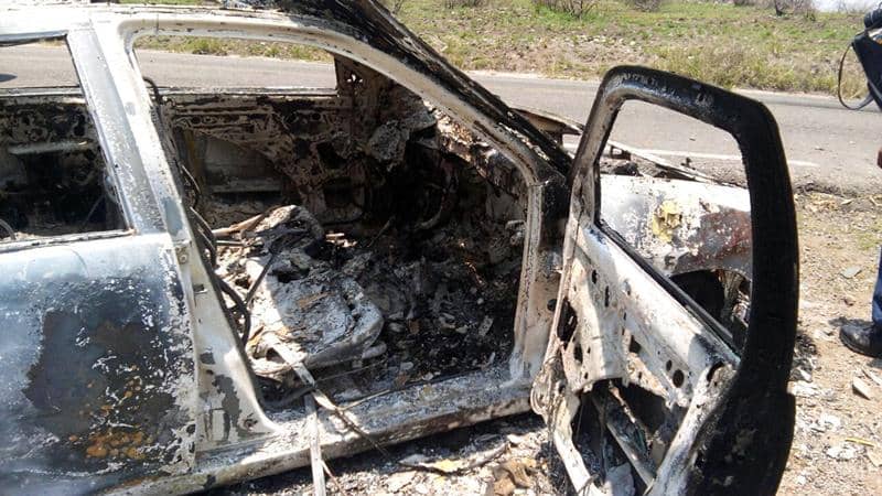 Mujer sufre quemaduras tras incendiar vehículo de ex marido