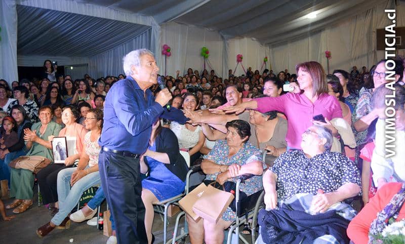 [FOTOS] Junto al “Pollo” Fuentes mujeres de Sagrada Familia celebraron su día