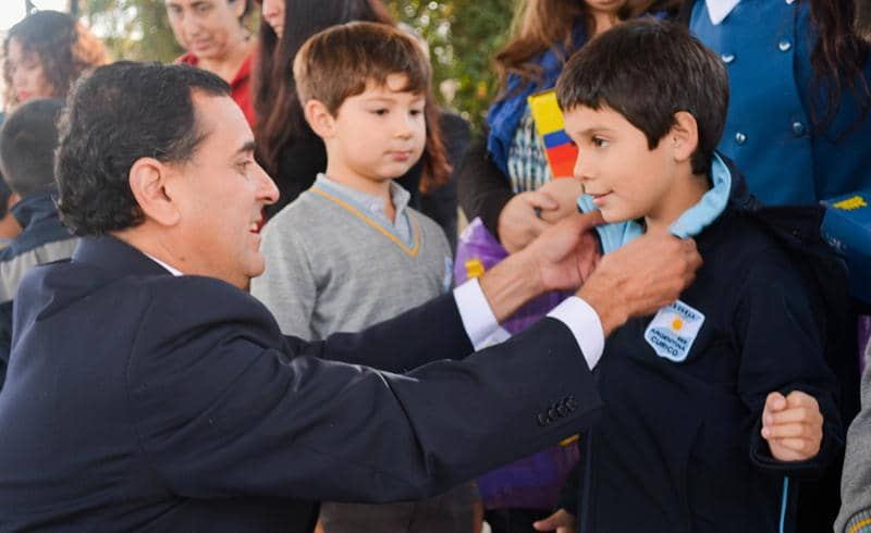 Alumnos de Escuela Argentina recibieron uniforme escolar