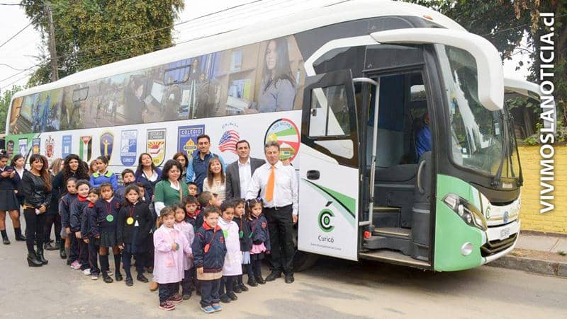 Escuelas curicanas inician año con nuevo bus para sus alumnos