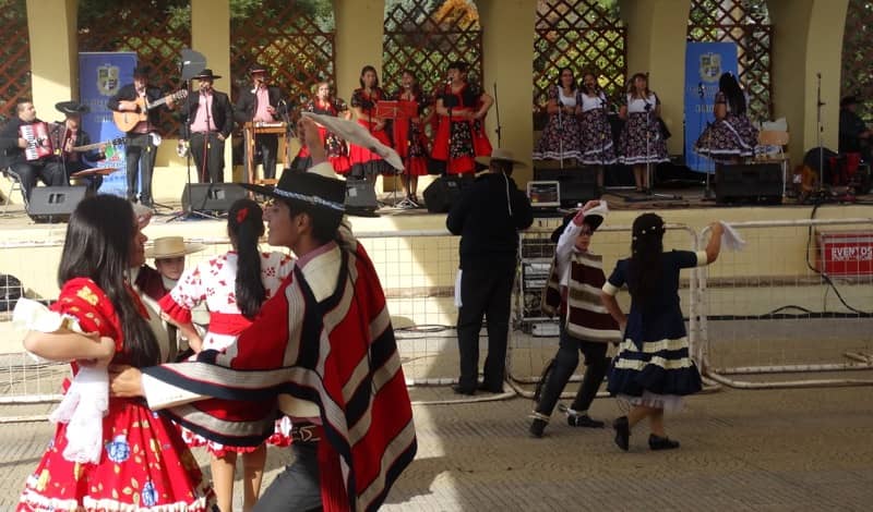 Bailaron 274 cuecas en honor a la fundación de Cauquenes