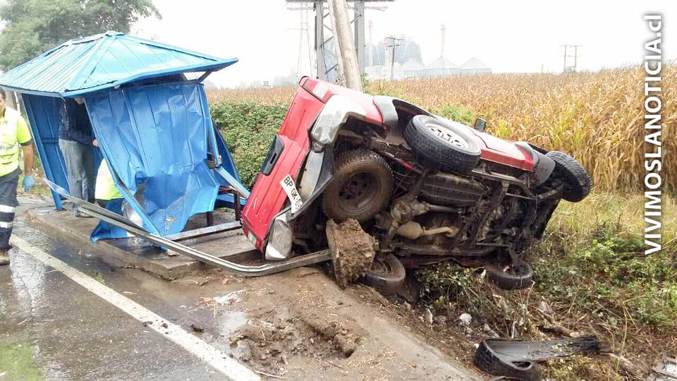 [FOTOS] Conductor protagoniza violento volcamiento carretero