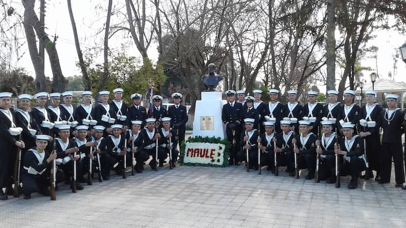 Armada de Chile dona busto de Arturo Prat a la comuna de Maule