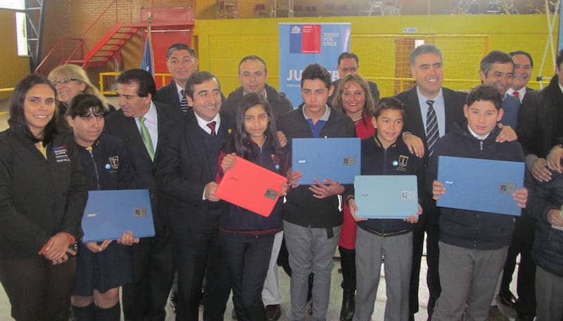 Gobierno entrega computadores a alumnos de Maule