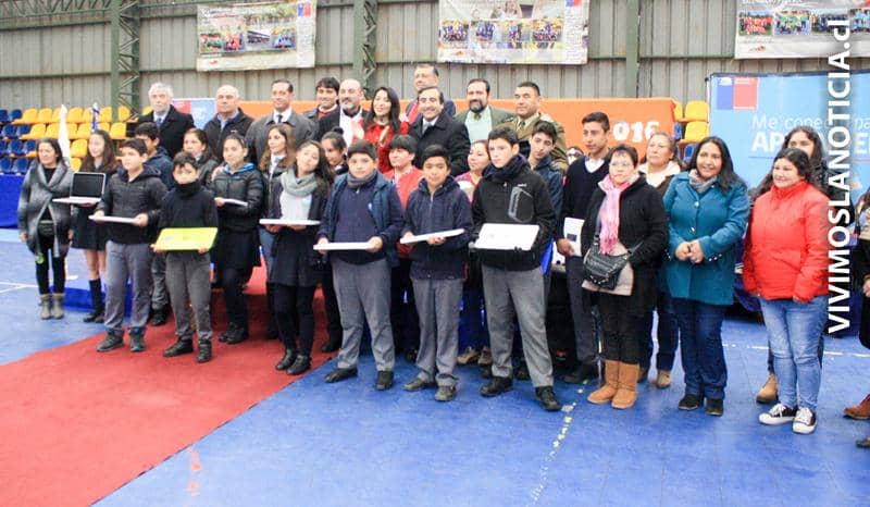 Junaeb entregó computadores a 87 estudiantes rauquinos