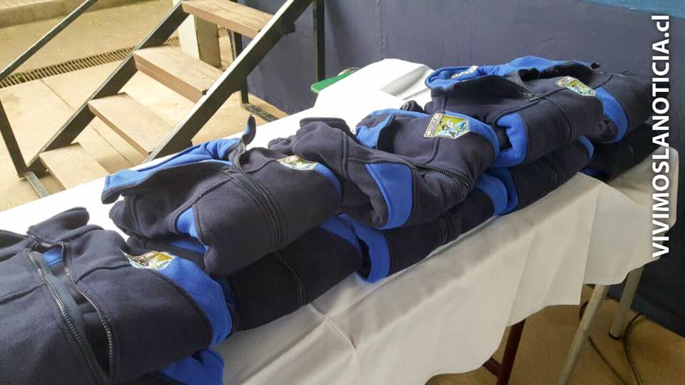 Entregan ropa de invierno a niños de colegio tenino