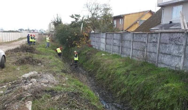 En pleno proceso operativos de limpieza de canales en Curicó