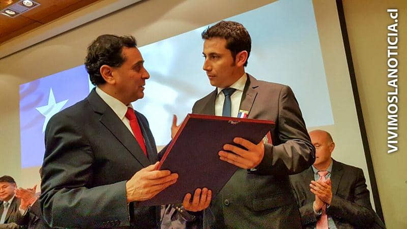 [FOTOS] Entregan medalla de plata municipal a dos detectives