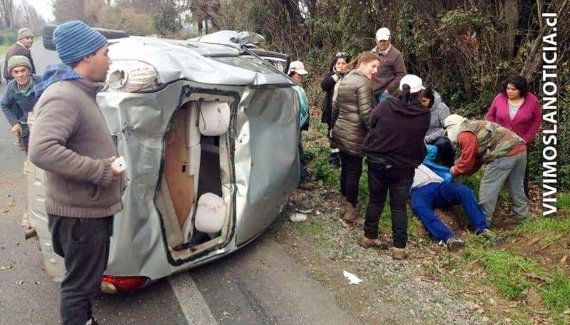 Volcamiento deja conductor herido en Molina