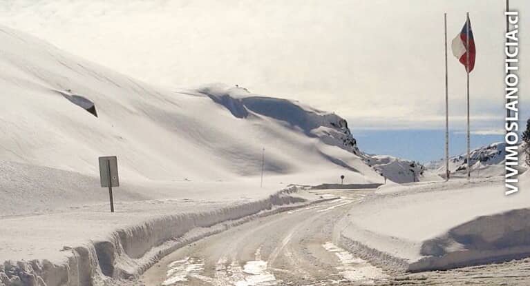 Vialidad trabaja en despejar nieve en Paso El Pehuenche