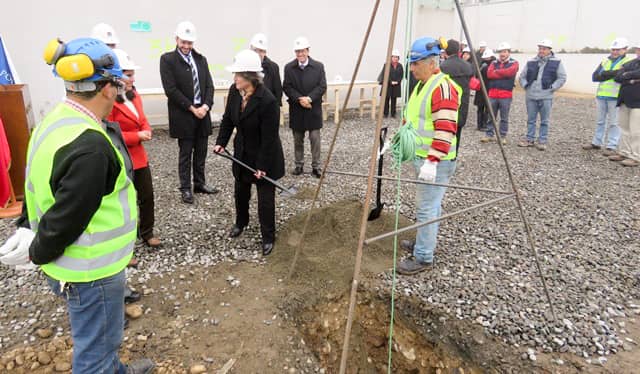 Colocan primera piedra en Centro de Justicia de Linares
