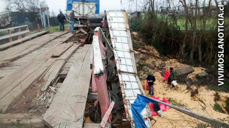 [FOTOS] Repararán puente destruido por camión en Chequenlemu