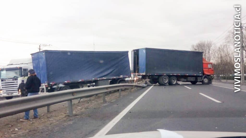 [FOTOS] Accidente provoca corte total de tránsito frente a Romeral