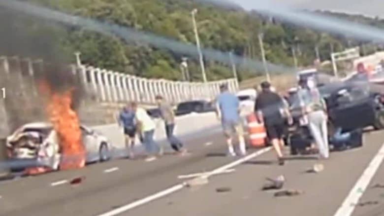 [VIDEO] Acción heroica de conductores para salvar a mujer de un auto en llamas