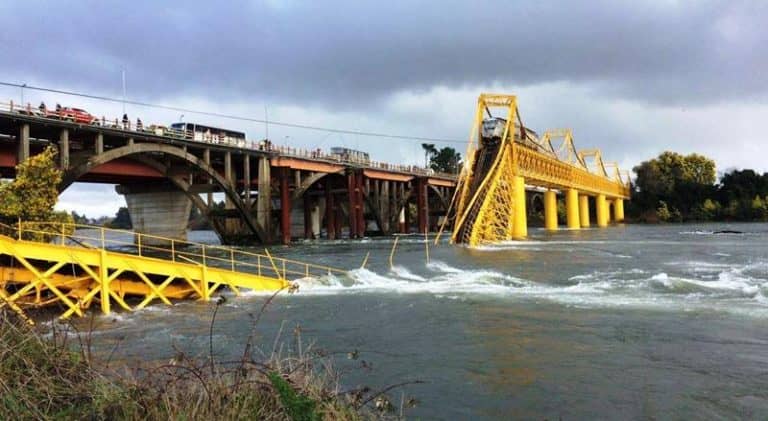Tren cae a río en Pitrufquén tras colapso de puente