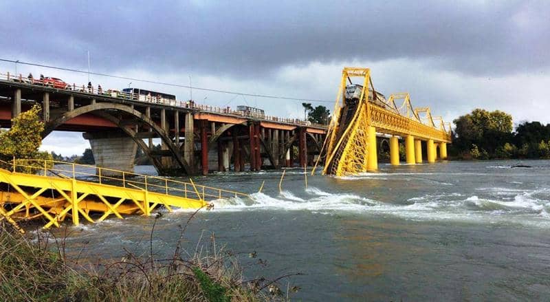 Tren cae a río en Pitrufquén tras colapso de puente