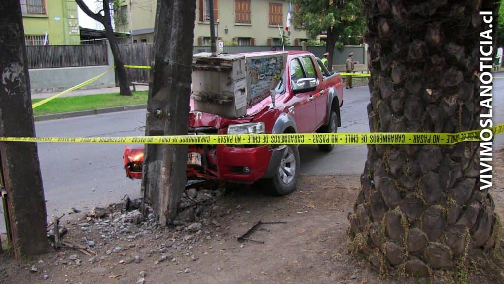 Se mantiene grave conductor impactado por furgón de Carabineros