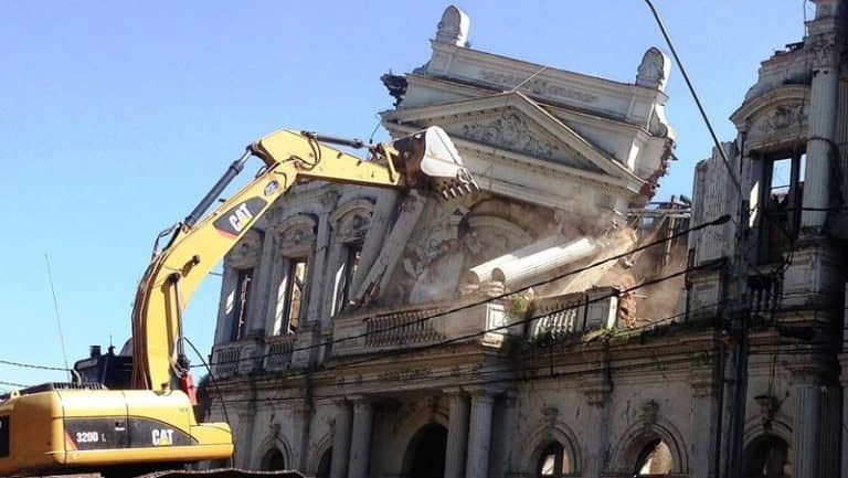 Demolieron centenario edificio del Club La Unión de Curicó
