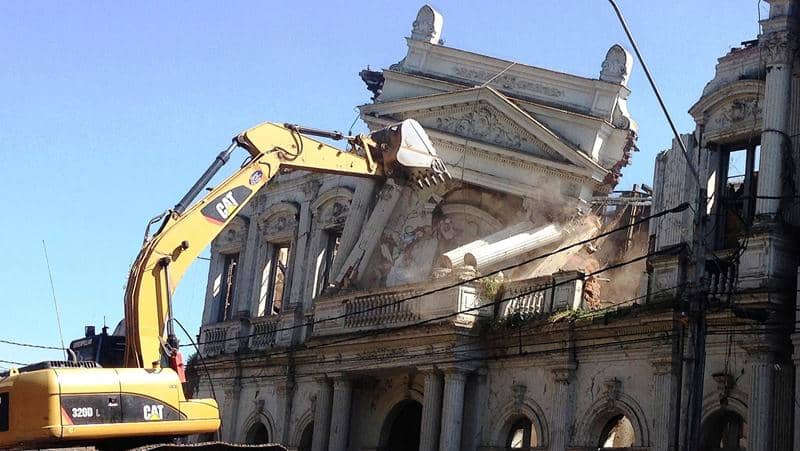 Demolieron centenario edificio del Club La Unión de Curicó