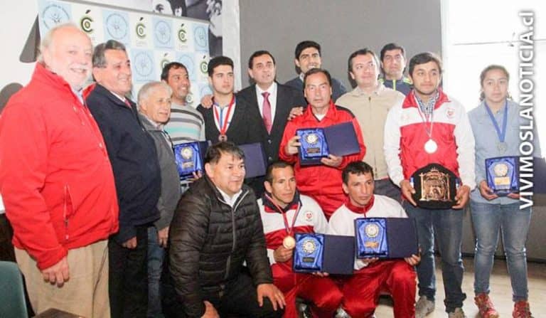 Entregan reconocimiento a deportistas curicanos