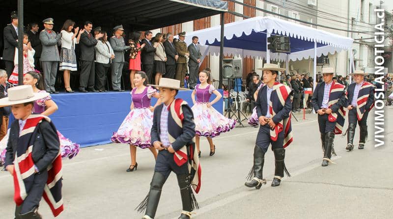 Brillante desfile de fiestas patrias en Curicó