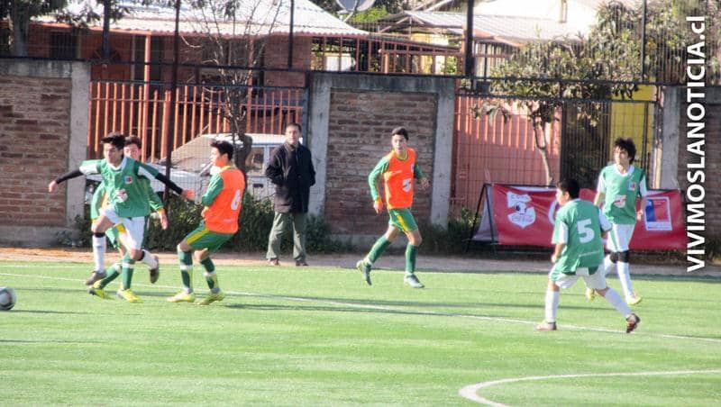 Futbolistas escolares luchan por seguir en competencia