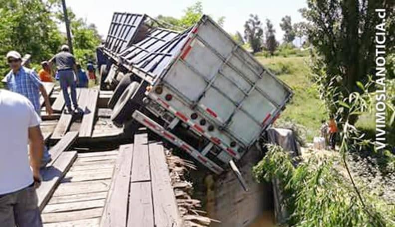 Buscan solución por colapso del puente en Rauco