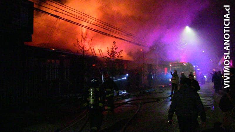 [FOTO/VIDEO] Incendio consumió vivienda y local comercial curicano