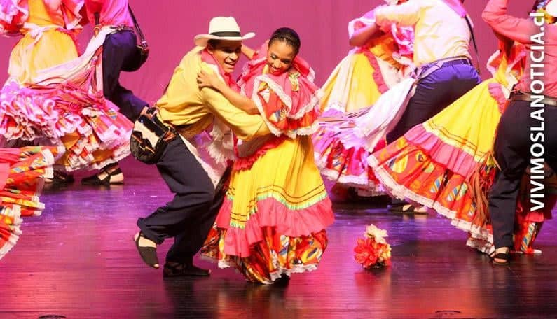 Autónoma ofreció gala internacional de danza folclórica