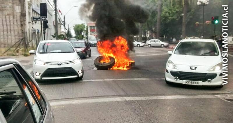 [VIDEO] Desconocidos instalaron barricada en el centro de Curicó