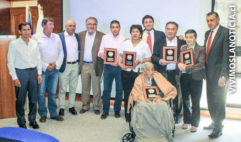 Con entrega de reconocimientos municipio celebró aniversario de Rauco