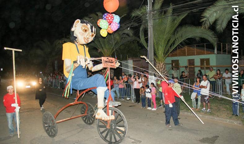 Con desfile y carros alegóricos Teno celebró sus 125 años