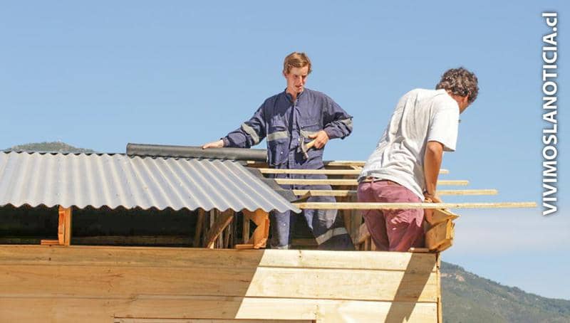 [FOTOS] Universitarios construyen nueva casa a familia en Molina