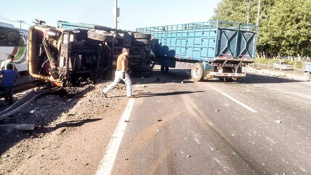 [FOTOS] Colisión entre camiones causó kilométrica congestión