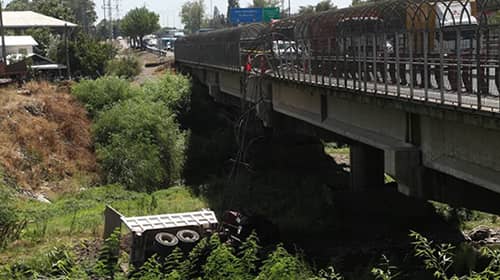 [FOTOS] Camión cayó al río Guaiquillo al chocar con otros vehículos