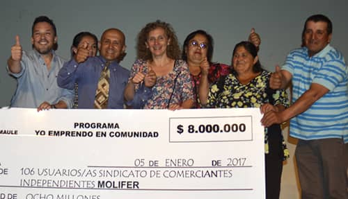 Feriantes de Molina reciben millonario aporte para remodelar sus puestos