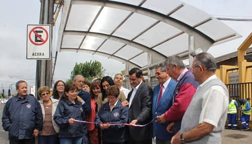Entregan a los vecinos nuevos refugios peatonales en Curicó