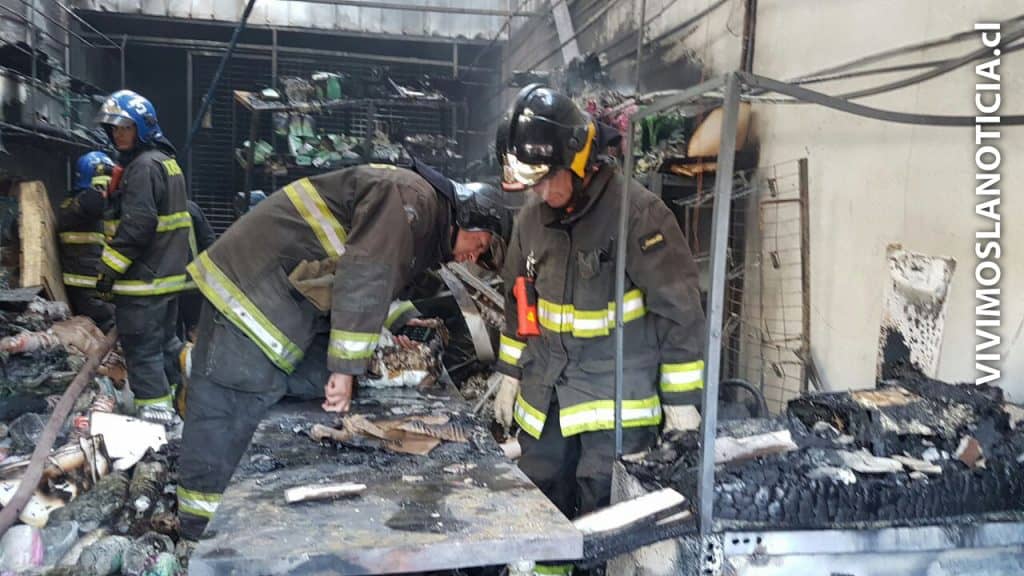 [FOTOS/VIDEO] Incendio consumió céntrico local comercial curicano
