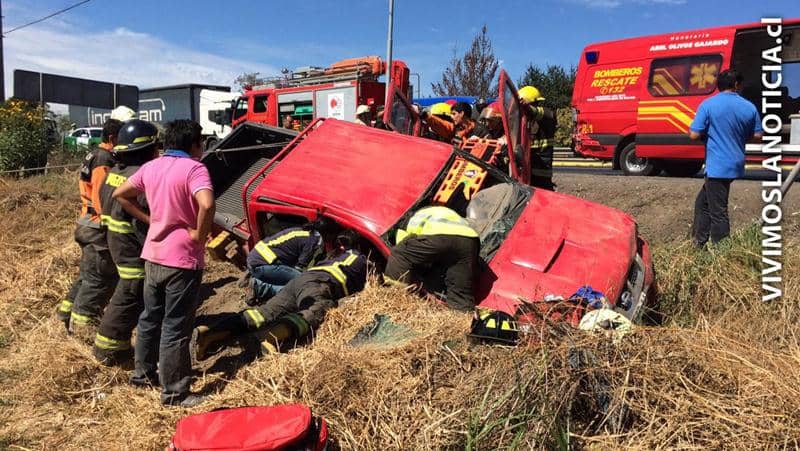 [FOTOS] Volcamiento de camioneta deja mujer atrapada