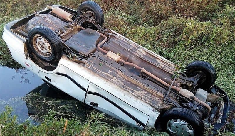 Conductora cayó a canal de regadío en Molina