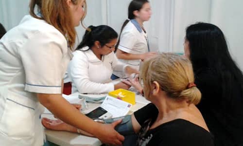 Cecof participa operativo de salud en céntrico mall curicano