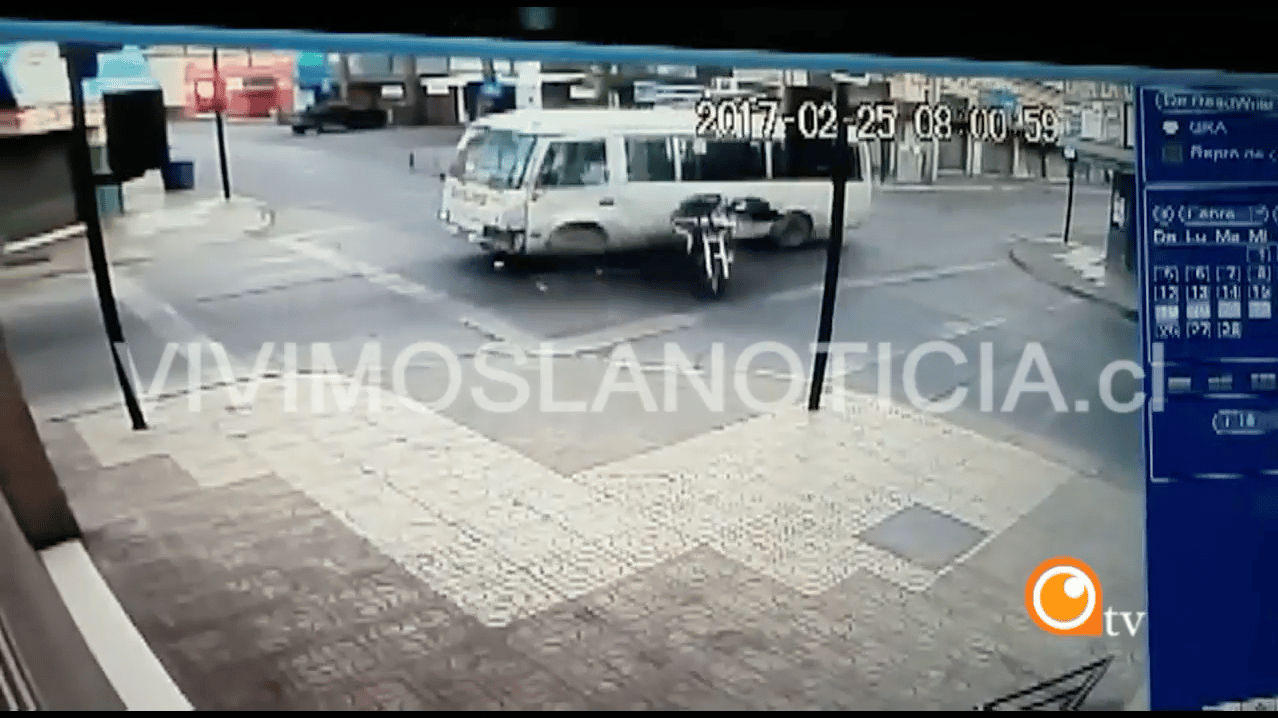 Video registra impactante colisión de motorista con minibús