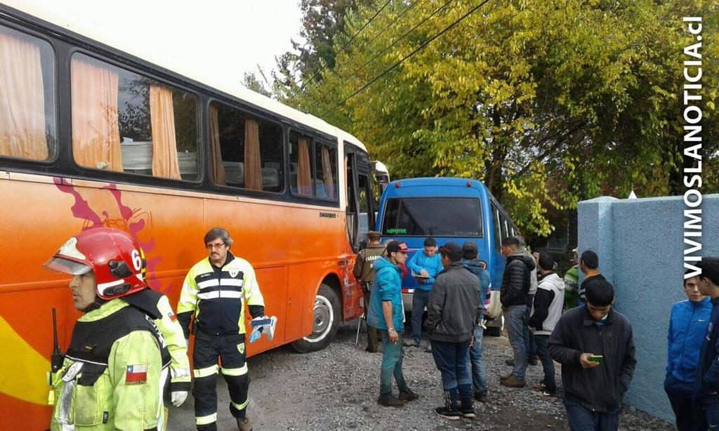 [FOTOS] Colisión deja heridos y daños en el camino a Los Niches